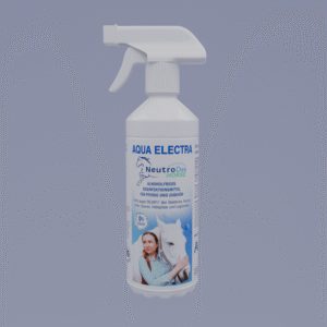 Sprühflasche mit Aqua Electra, einem Pflegeprodukt für Pferde, zur Unterstützung der Haut- und Fellgesundheit.