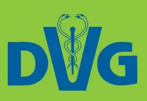 Logo der DVG (Deutsche Veterinärmedizinische Gesellschaft) auf grünem Hintergrund, symbolisiert durch den Buchstaben "V" mit einem Äskulapstab und zwei Schlangen.