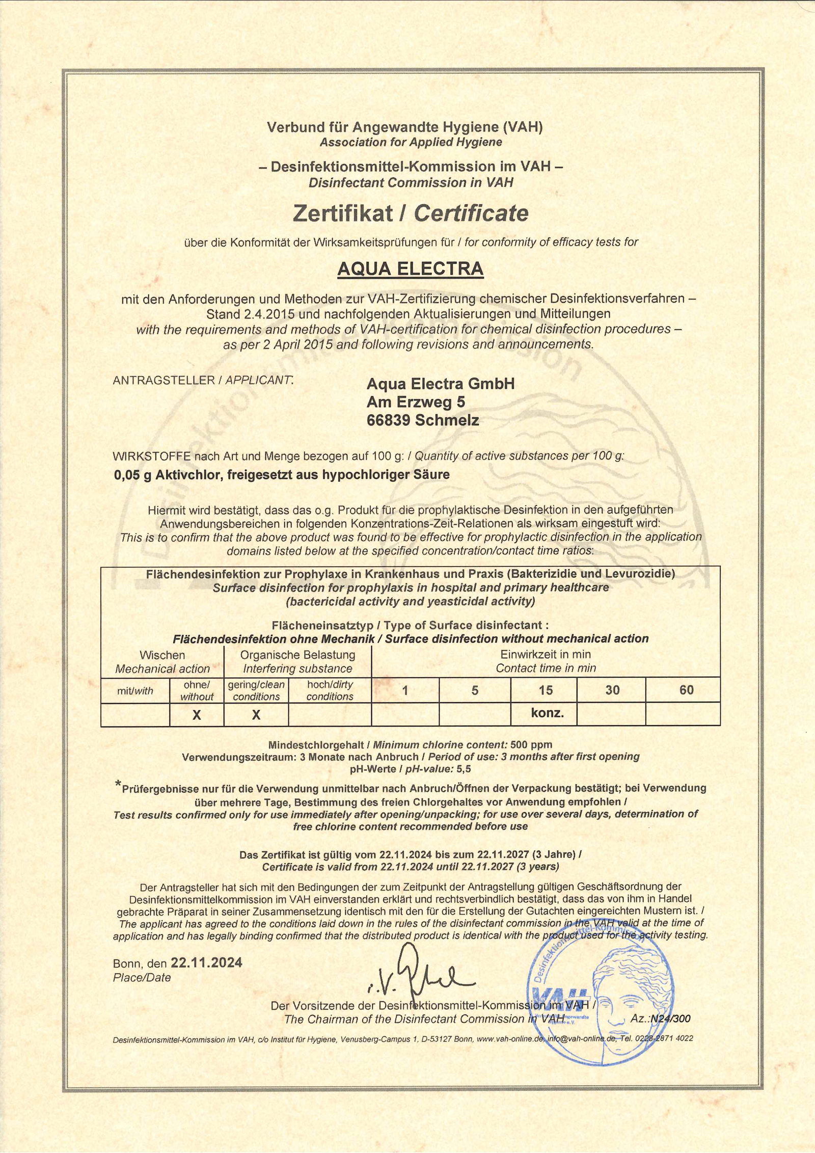 Zertifikat der Aqua Electra GmbH für die VAH-Zertifizierung von Desinfektionsmitteln, gültig bis 22.11.2024. Bestätigt die Wirksamkeit des Produkts gegen Bakterien in Krankenhaus- und Praxiseinrichtungen. Enthält Informationen zu Inhaltsstoffen, Anwendungshinweisen und Testbedingungen.
