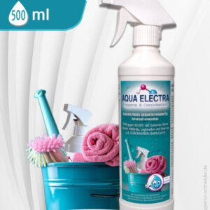 Reinigungsmittel Aqua Electra in einer 560 ml Sprühflasche, umgeben von Putzutensilien wie einem Eimer, Schwämmen und Tüchern in einem modernen, hellen Design. Ideal für effektive Reinigungslösungen im Haushalt.