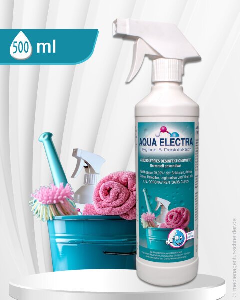 Reinigungsmittel Aqua Electra in einer 560 ml Sprühflasche, umgeben von Putzutensilien wie einem Eimer, Schwämmen und Tüchern in einem modernen, hellen Design. Ideal für effektive Reinigungslösungen im Haushalt.
