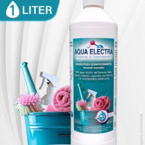 Reinigungsmittel Aqua Electra in einer 1-Liter-Flasche, umgeben von Reinigungsequipment wie Sprühflasche, Bürsten und Handtüchern in einem Eimer. Ideal für effektive und gründliche Reinigung.