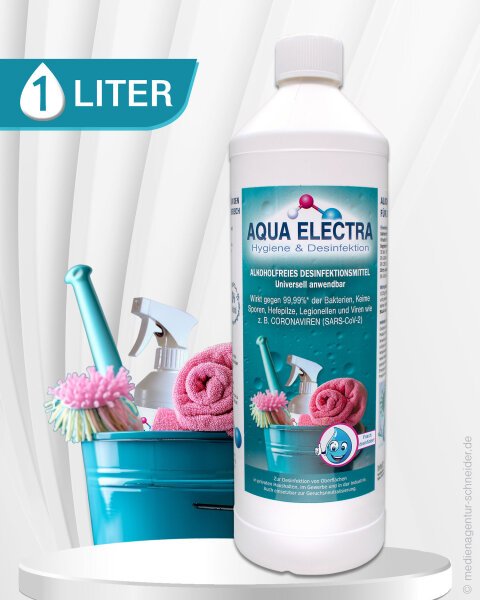Reinigungsmittel Aqua Electra in einer 1-Liter-Flasche, umgeben von Reinigungsequipment wie Sprühflasche, Bürsten und Handtüchern in einem Eimer. Ideal für effektive und gründliche Reinigung.