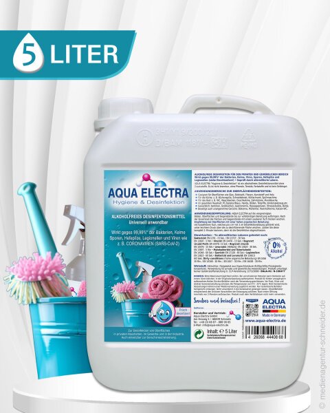 5-Liter-Kanister mit Aqua Electra, einem effektiven Reinigungsmittel für verschiedene Oberflächen, umgeben von Reinigungsutensilien wie Schwämmen und Sprühflaschen.