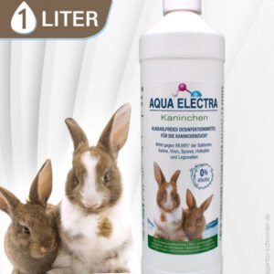 Flasche Aqua Electra mit 1 Liter Inhalt, geeignet für die Ernährung von Kaninchen, neben zwei niedlichen Kaninchen auf hellem Hintergrund.
