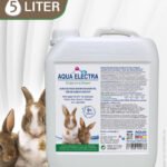 5-Liter-Kanister von Aqua Electra für die Tierpflege, mit Informationen zur Anwendung und Inhaltsstoffen, im Hintergrund drei Kaninchen.