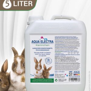 5-Liter-Kanister von Aqua Electra für die Tierpflege, mit Informationen zur Anwendung und Inhaltsstoffen, im Hintergrund drei Kaninchen.