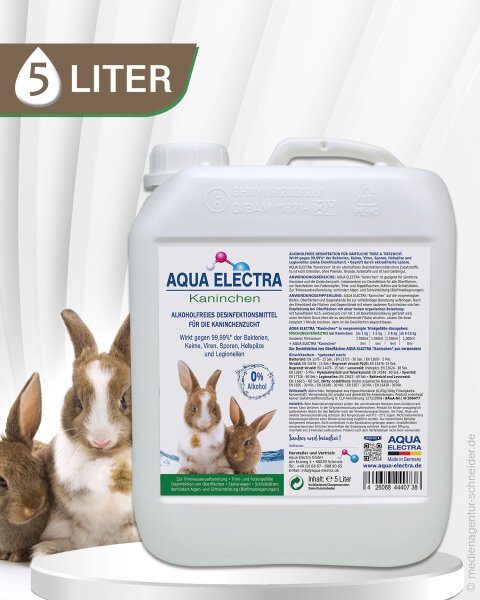 5-Liter-Kanister von Aqua Electra für die Tierpflege, mit Informationen zur Anwendung und Inhaltsstoffen, im Hintergrund drei Kaninchen.